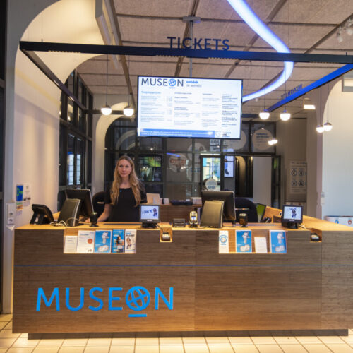 MUSEON-reception-desk-design-bamboo-blue-details-designwolf