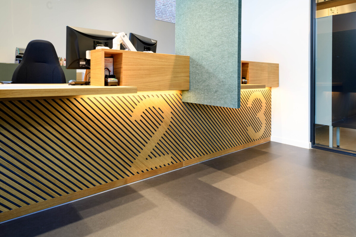 Raadhuis Schijndel_09-reception-desk-privacy-diagonal-wood-grain-oak-recycled-felt-town-hall-interior-spatial-design-designwolf