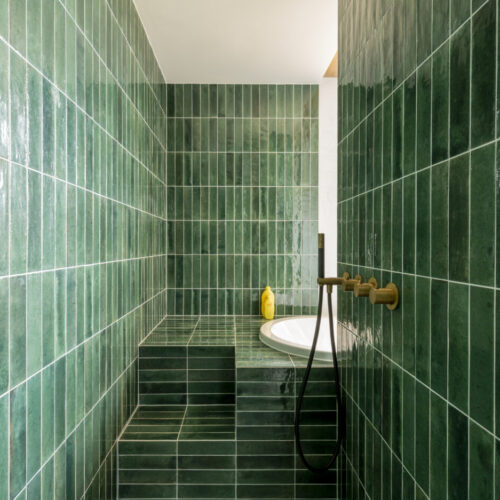 residence-bathroom-design-green-tiles-designwolf