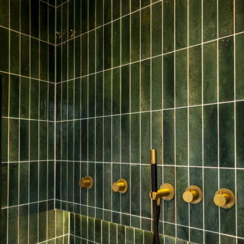 residence-bathroom-green-tiles-designwolf
