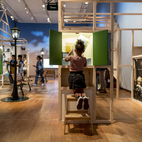 Mauritshuis-HalloVermeer-child-playing-diorama-exhibit-exhibition-design-designwolf